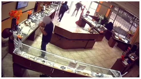 Employees pepper-sprayed during robbery at California jewelry store